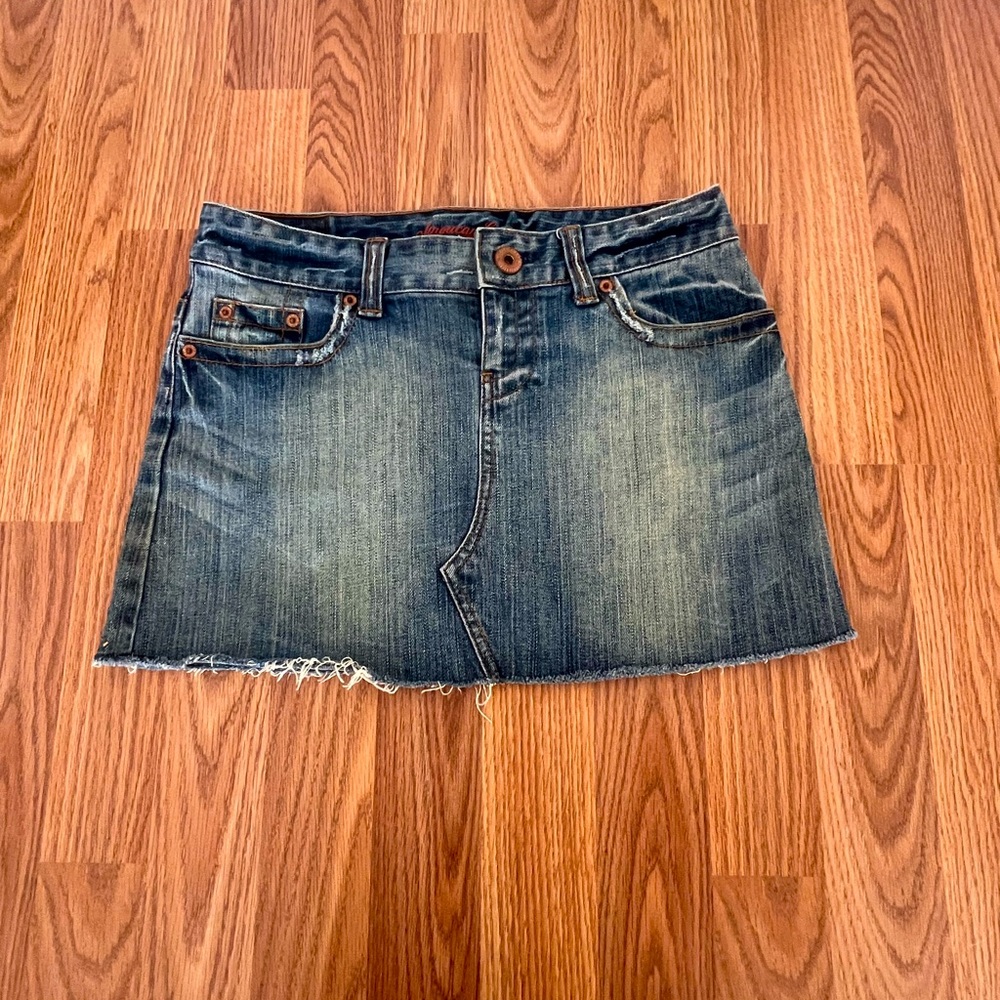 American Eagle Y2K Denim Mini Skirt Medium Wash Distressed Hem Womens 2